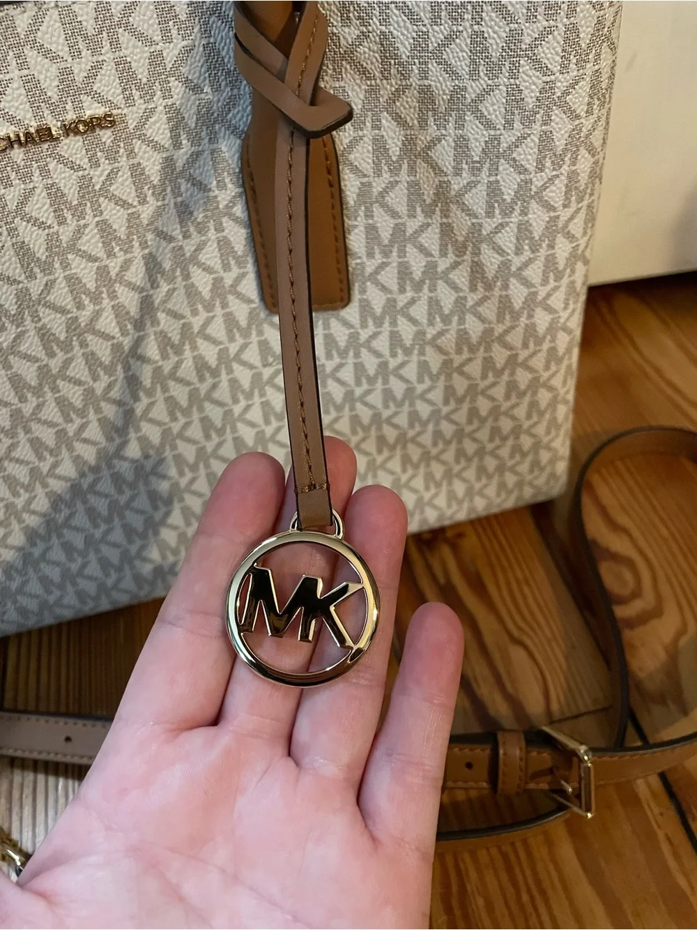 NWOT Michael Kors Jet Set Signature Logo Tote in Vanilla/Acorn